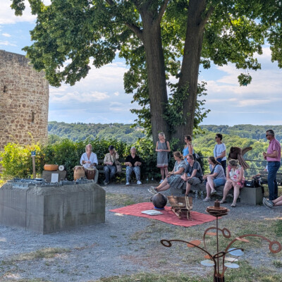 Kunst auf der Burg 2026 Vernissage im Schatten
