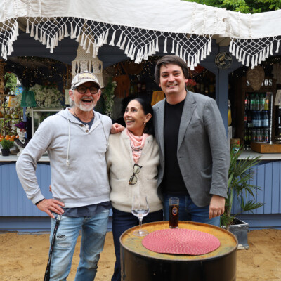 Bürgermeister Mario Dahm mit Veronika Bügler und Jürgen Kutter (v.r.) in der "Sandbar".