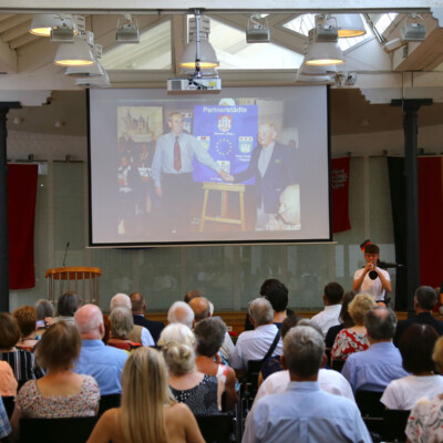 Feier der 25-jährigen Städtepartnerschaft zwischen Hennef und Nowy Dwór Gdański Feier in der Meys Fabrik: Eine Fotoshow bot einen Rückblick auf 25 Jahre Städtepartnerschaft