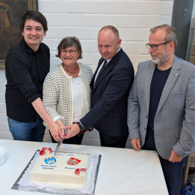 Feier der 25-jährigen Städtepartnerschaft zwischen Hennef und Nowy Dwór Gdański Mario Dahm, Martina Quad-Lubitz, Rafal Kubacki und Wojciech Krawczyk schneiden die Geburtstagstorte an