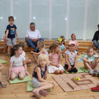 Bürgermeister Mario Dahm und der Beigeordnete Martin Herkt probierten zusammen mit den Kinder die Lernroboter aus. Bürgermeister Mario Dahm und der Beigeordnete Martin Herkt probierten zusammen mit den Kinder die Lernroboter aus.