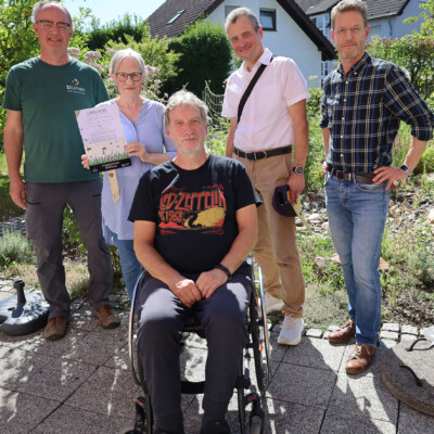 Eine Urkunde überreichte der Erste Beigeordnete Michael Walter (2.v.r.hinten) an Ursula Koos (3.v.r.hinten). Eine Urkunde überreichte der Erste Beigeordnete Michael Walter (2.v.r.hinten) an Ursula Koos (3.v.r.hinten).