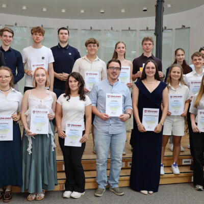 Zum 15. Mal wurde der „Hennefer Schülerpreis“ an besonders engagierte Schüler*innen der Abschlussklassen der weiterführenden Schulen vergeben. Zum 15. Mal wurde der „Hennefer Schülerpreis“ an besonders engagierte Schüler*innen der Abschlussklassen der weiterführenden Schulen vergeben.