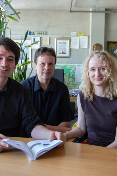 VHS Rhein-Sieg VHS-Leiter Holger Hansen und Fachbereichsleiterin Katrin Thaidigsmann stellen Bürgermeister Mario Dahm und dem Beigeordneten Martin Herkt das neue Programmheft vor.
