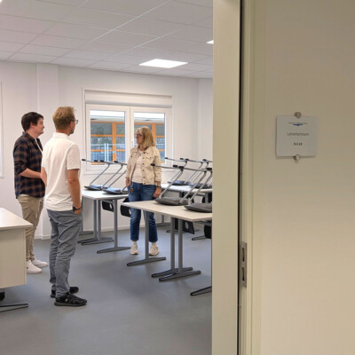 Bürgermeister Mario Dahm (l.), Schulleiterin Beatrix Glaser und ihr Stellvertreter Jens Heiseke im Gespräch in einem der neuen Klassenräume