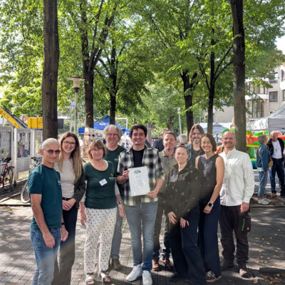 Tag der Zukunft 2026 Bürgermeister Mario Dahm sowie Vertreter der Agenda 21, der Klimafair AG Hennef und des Umweltamtes präsentierten die Urkunde "Fairtrade-Town".