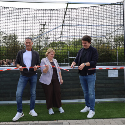 Bürgermeister Mario Dahm eröffnete den Soccer-Court offiziell mit Margret Hagen und Michael Dohrmann vom Sportamt (v.r.).